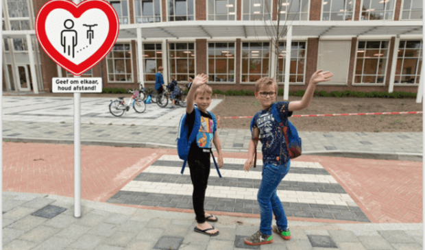 Laat de kinderen zo veel mogelijk alleen naar school gaan, en anders in elk geval niet met de auto. Dat is het advies van Veilig Verkeer Nederland.