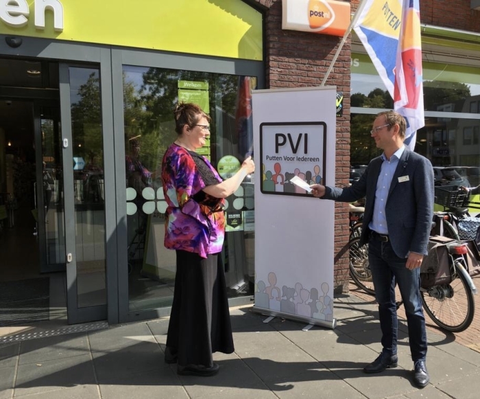 Bedrijfsleider Marco Dee ontvangt het Inclusiekeurmerk uit handen van Tina Koelewijn, lid van het Inclusiepanel.