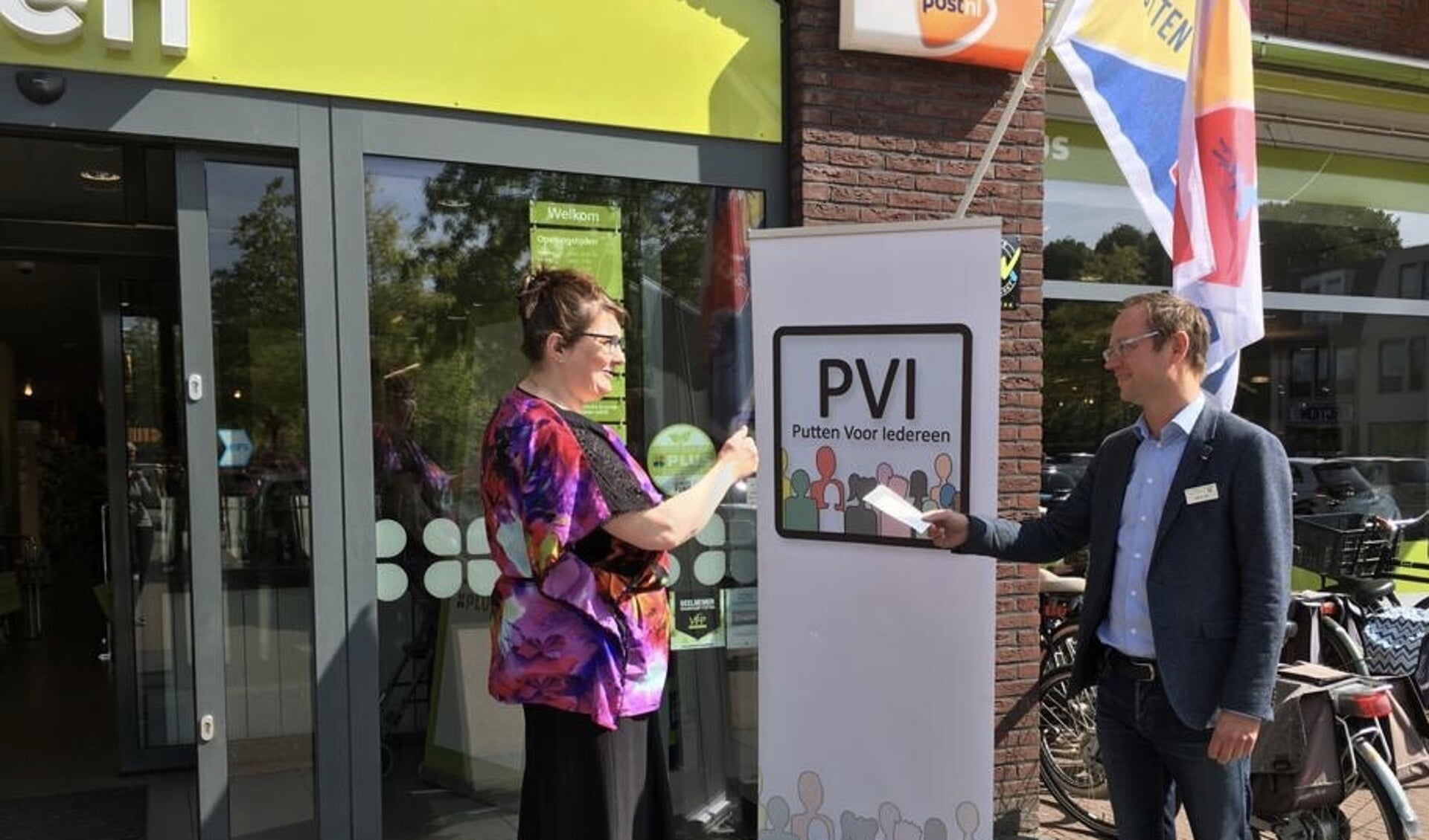 Bedrijfsleider Marco Dee ontvangt het Inclusiekeurmerk uit handen van Tina Koelewijn, lid van het Inclusiepanel.