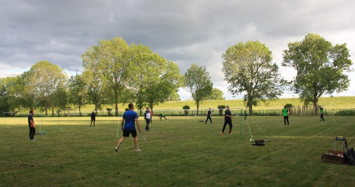 Eerste buitenbadminton op het veld van het Fortes lyceum