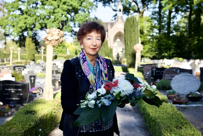 Evelien Blom, voorzitter van de Locatieraad met het bloemstuk.