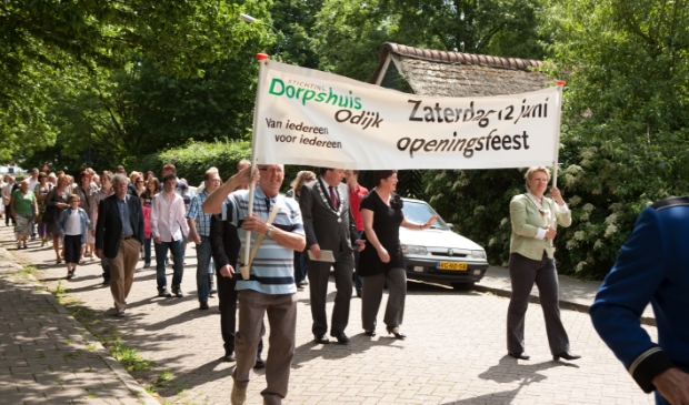 In optocht van het oude naar het nieuwe Dorpshuis, er was veel belangstelling.