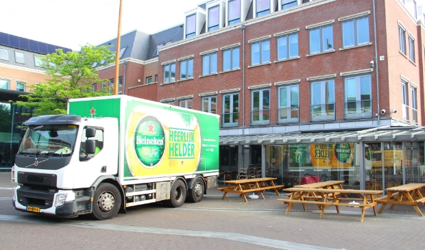 Horeca-eigenaren in Barneveld treffen vast voorbereidingen. Vanaf maandag 12.00 uur gaan de terrasjes weer open.