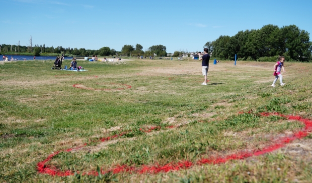 Even wennen voor de bezoekers van de Ouderkerkerplas, die rode cirkels in het gras.
