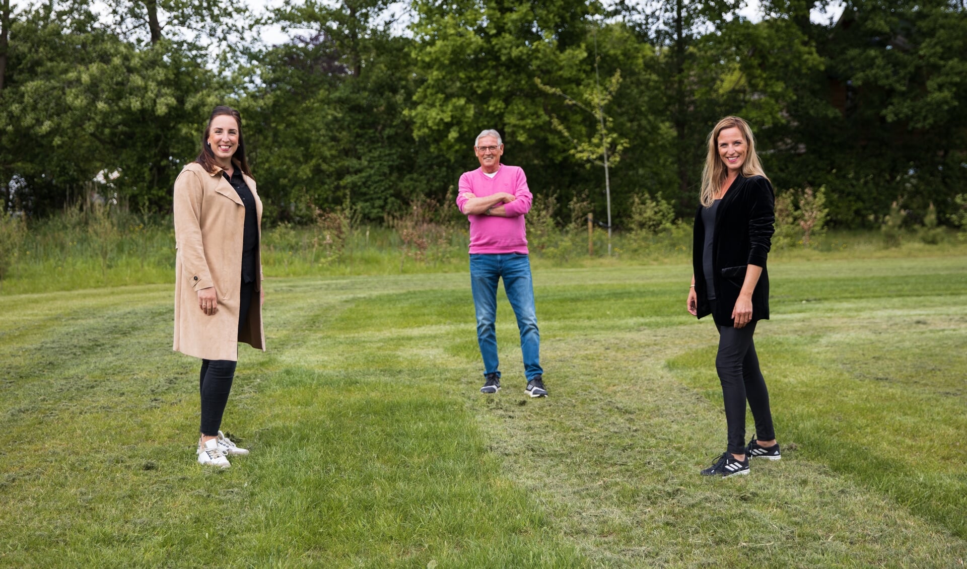 Volare Sports kijkt uit naar de virtuele loop Running Apart Together. Vanaf links Hannah Biwott-van de Veen, Gerard van de Veen en Marieke van de Veen.