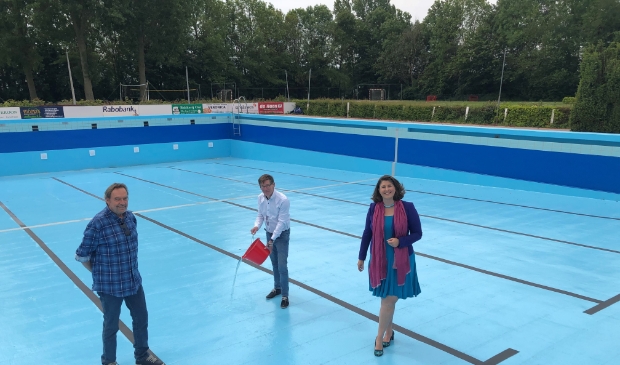 V.l.n.r. Rick Oliemans (voorzitter), Robbert Eysink Smeets (penningmeester) en wethouder Barbara de Reijke.