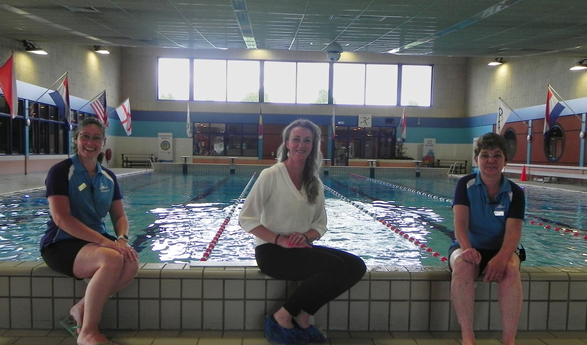 Natasja, Barbara en Marina zijn blij dat het zwembad weer geopend is. Ook met 1,5 meter afstand weten zij een gezellige sfeer te creëren.