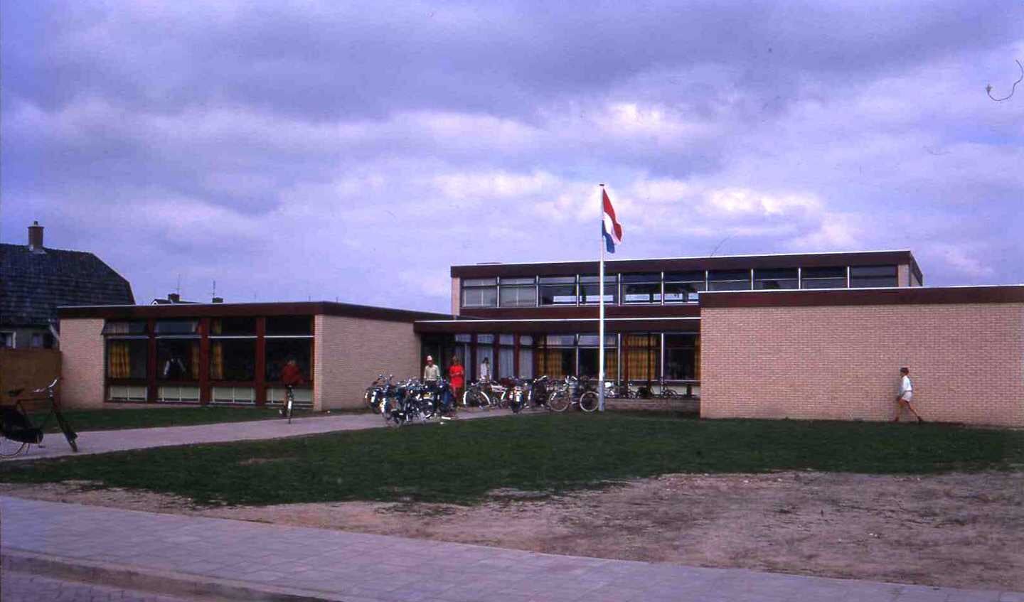 De ingang van het eerste Dorpshuis lag aan de Oude Haven, 1969.