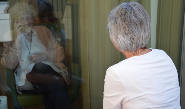 Mevrouw Van Eijk praat gezellig met dochter Anneke