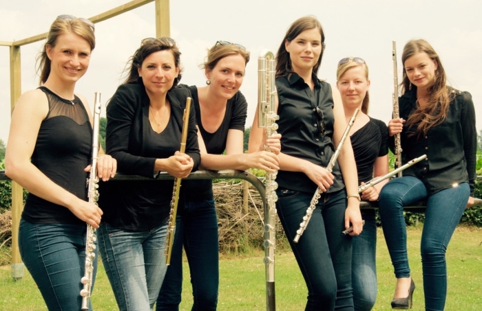Linda Speulman (3e van rechts) met het fluitensemble 6Sense waarmee zij vroeger optrad