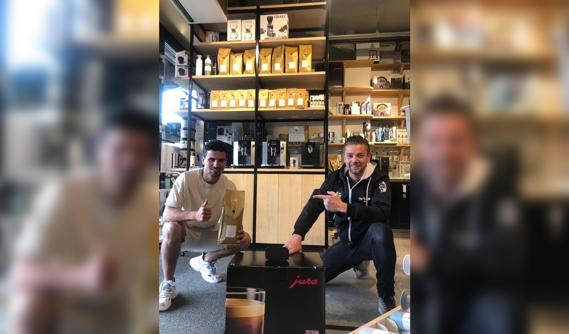 Voetballer Gianluca Nijholt en eigenaar Rob Baars in de koffie corner Bij ons in de keuken
