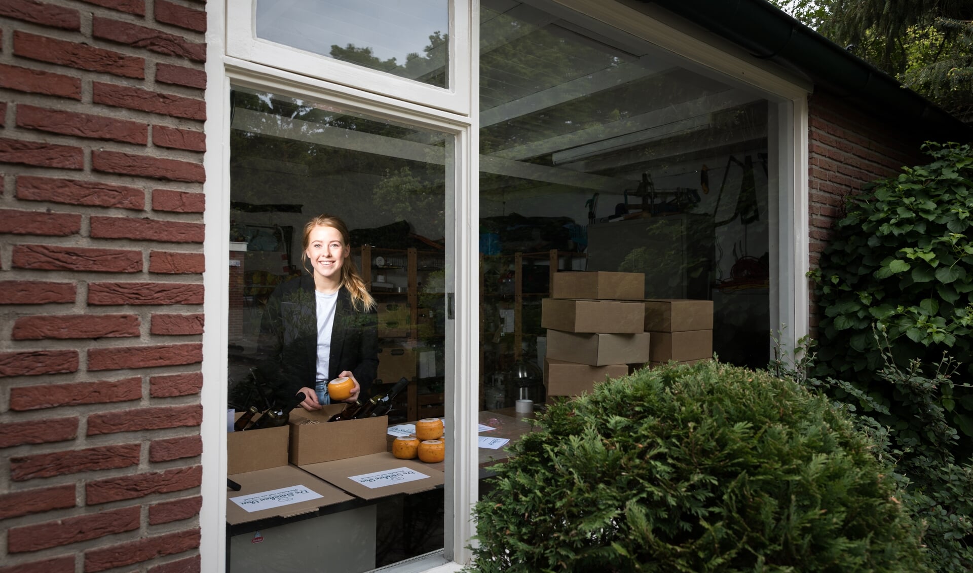 Isabelle Timmermans pakt de borrelpakketten in voor klanten. 