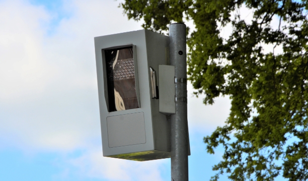 <p>De camera in de flitspaal aan de Stationsweg in Barneveld is inmiddels gemonteerd.</p>