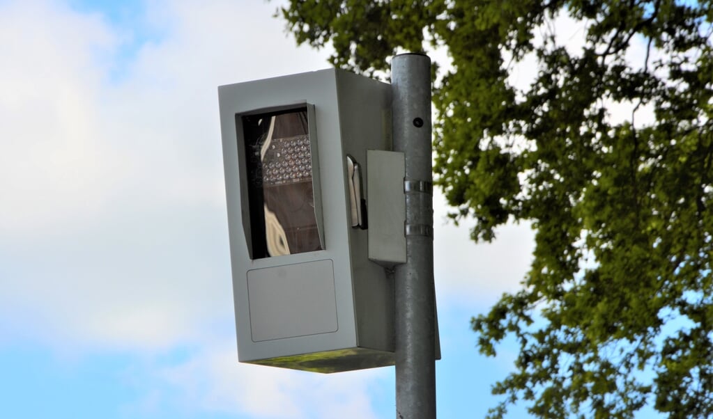 De camera in de flitspaal aan de Stationsweg in Barneveld is inmiddels gemonteerd.