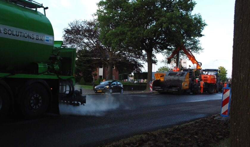 De voorbereidende werkzaamheden, voordat het asfalt wordt aangebracht, worden getroffen.
