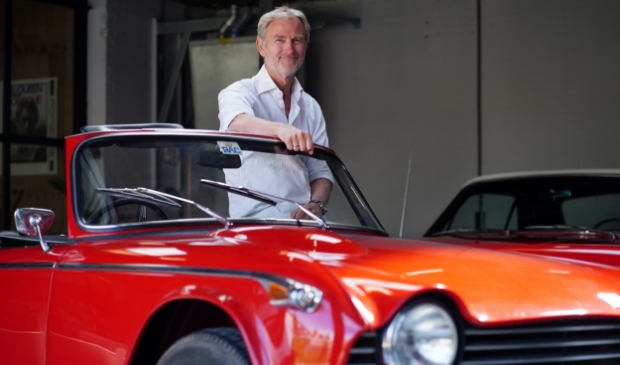 Paul de Keijzer met één van zijn klassieke bolides.