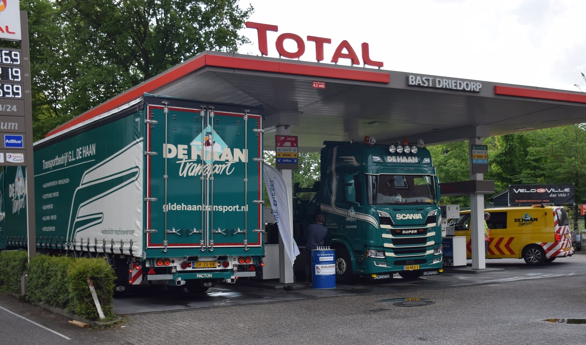 Het rijdend materiaal van Transportbedrijf GL De Haan BV gaat over op blauwe diesel bij Bast Driedorp.