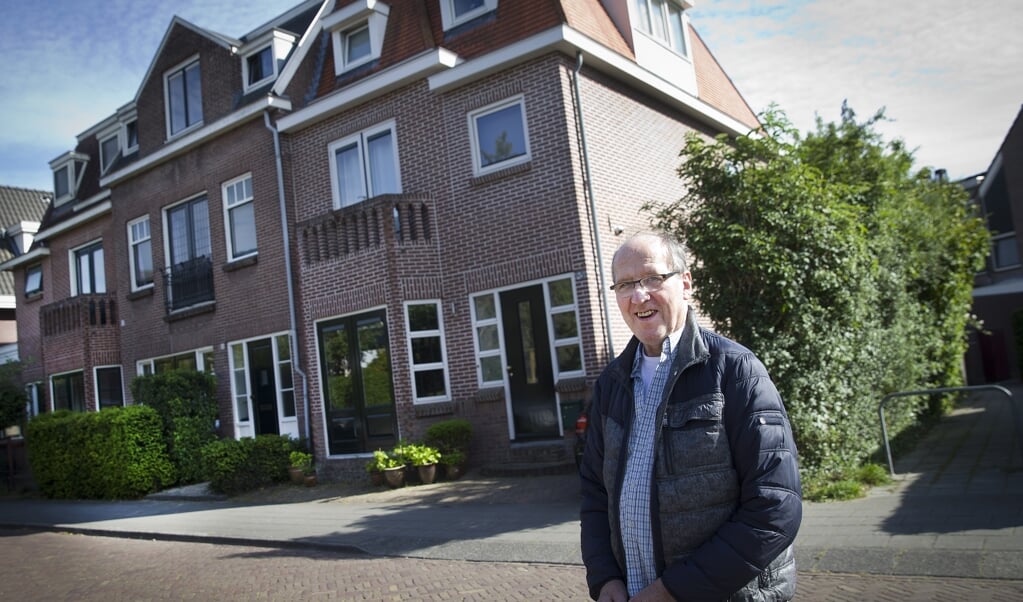 Gerard van der Horst bij zijn ouderlijk huis in wat nu de Badlaan heet.  