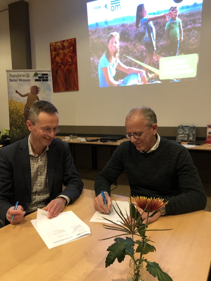 Geurt (rechts, locatie eigenaar) tekent de samenwerkingsovereenkomst met Teun (links, ValleiEnergie)