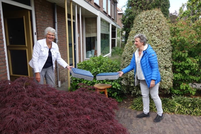 Martine de Witte-de Bouter en Edith van der Velden. Edith heeft zich 35 jaar lang ingezet voor Tafeltje Dekje in de woonkern Bunnik.