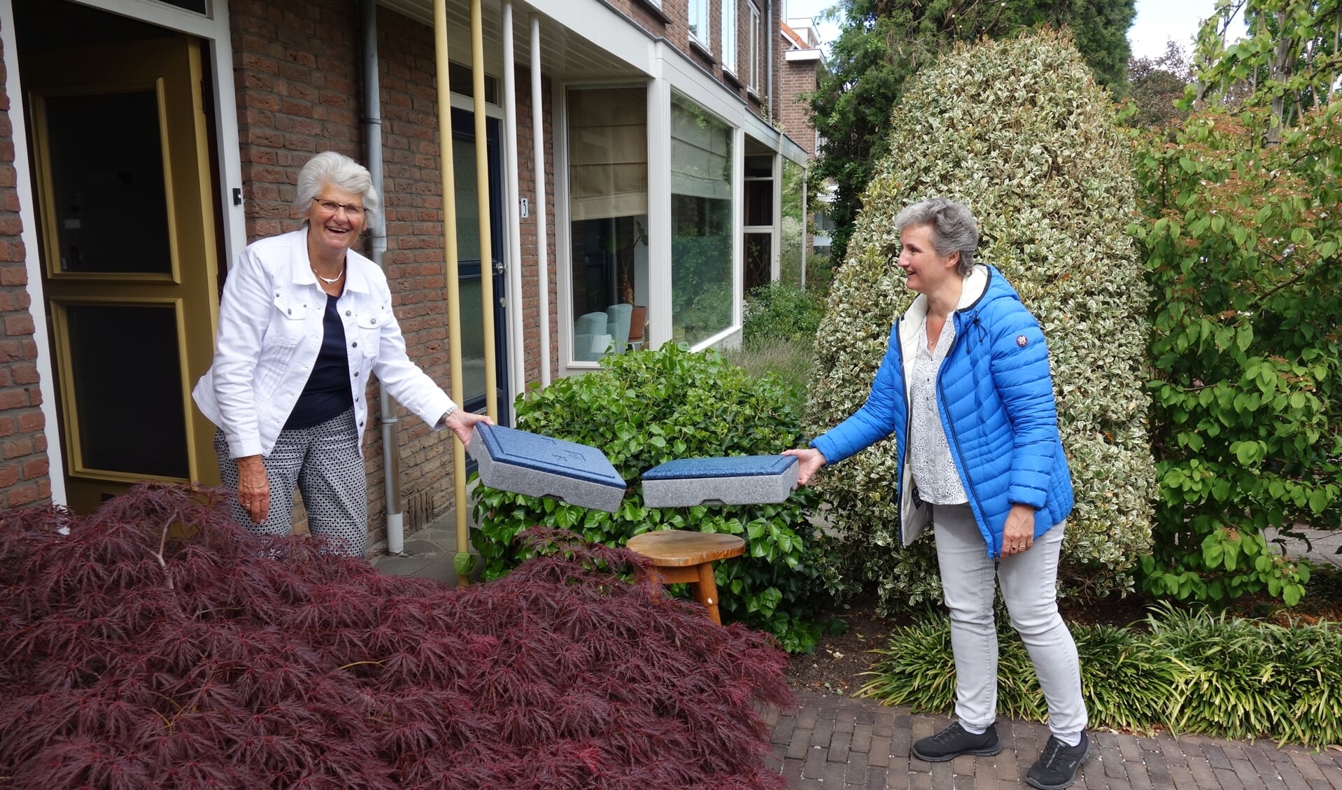 Martine de Witte-de Bouter en Edith van der Velden. Edith heeft zich 35 jaar lang ingezet voor Tafeltje Dekje in de woonkern Bunnik.