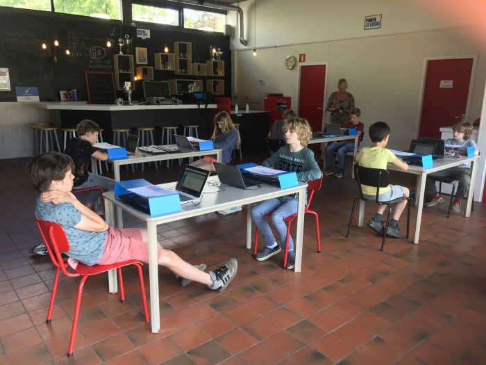 Leerlingen oefenen hun typevaardigheden in de kantine van Midlandia