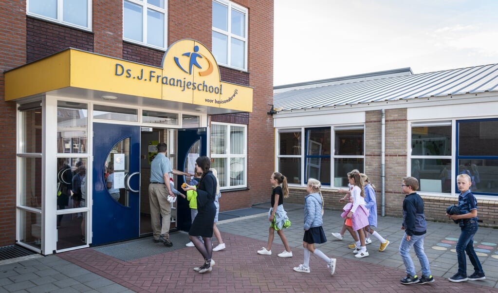 Leerlingen van de Fraanjeschool in Barneveld gaan in rij-opstelling naar binnen na de pauze.