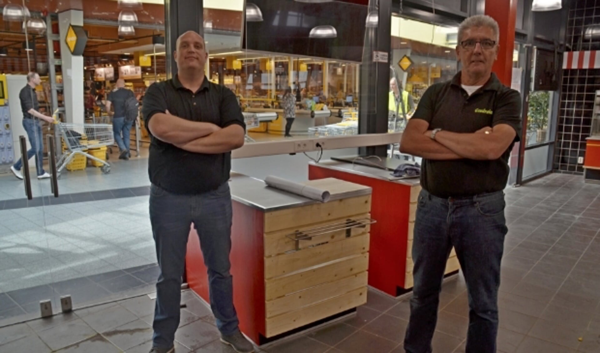 Bedrijfsleider Ronald Hakstege (links) en Jan van Brakel zijn dolblij weer terug te zijn in winkelcentrum Tarthorst (foto Jan Boer)