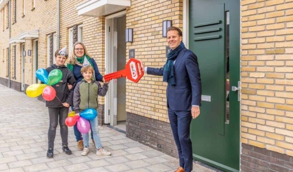 Mevrouw Timmerman en haar zoons nemen vol trots de sleutel van hun nieuwe woning in Hof van Bilthoven in ontvangst van Danny Visser van SSW.
Foto Hans Lebbe