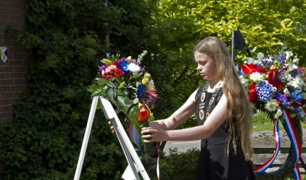Kinderburgemeester Sarah legt een krans