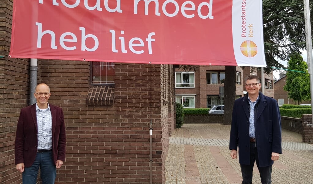 Geert van Dijk (links) en Alexander Veerman (hier samen voor de Gereformeerde Kerk aan de Middeldiepstraat) hebben veel werk gehad aan het 'digitaliseren' van hun geloofsgemeenschappen.