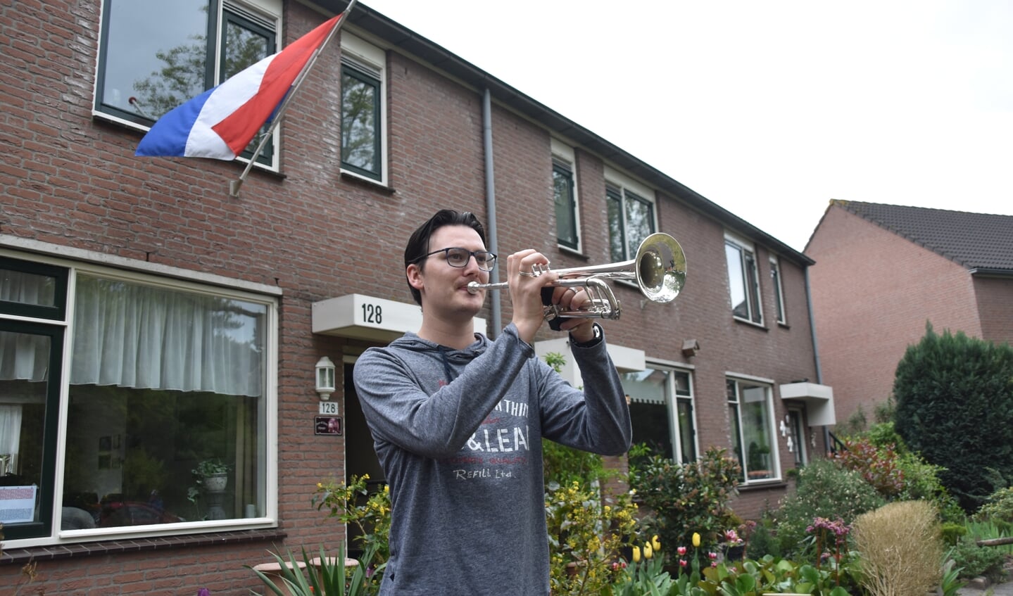 Arthur Blommestein, vaste taptoeblazer van Odeon uit Soesterberg, pakte ook zijn trompet.