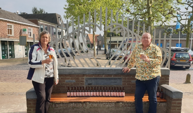 Ina en Jos zijn trots op het Bevrijdingsbier