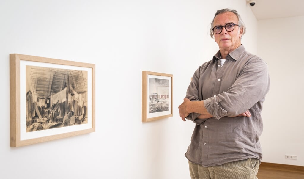 Gastconservator Jaap Nijstad bij twee van de tekeningen van Leo Kok die te zien zijn in Museum Nairac: 'De zolder van de Hamburgerkazerne' (links) en 'Vertrekkend  transport uit Westerbork'. 