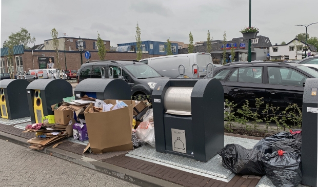 Gedumpt afval rond de ondergrondse containers op het Laanplein ontsiert structureel de entree van het Baarnse winkelcentrum.