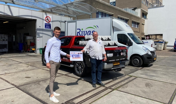 Overhandiging waarderingspakketten aan het Beatrixziekenhuis door Kevin de Jong (l) namens jongerenraad Rabobank.