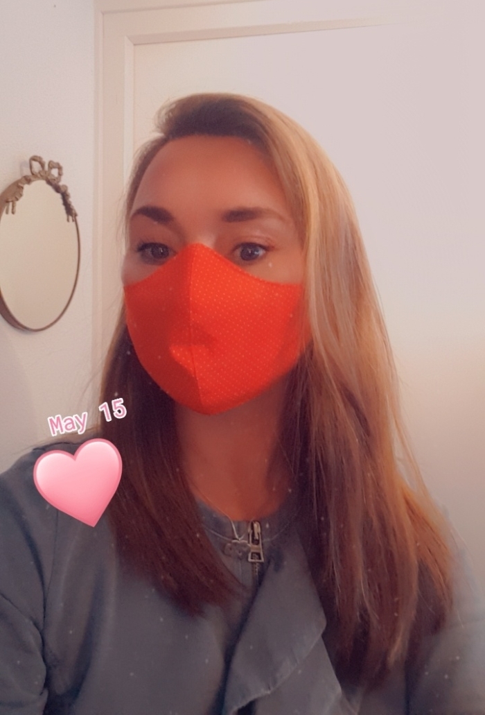 Birgitte met een mondkapje