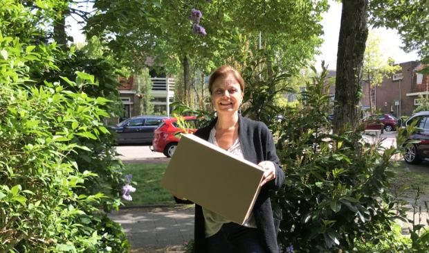 Esmée Beekman bezorgt een Foodbox.