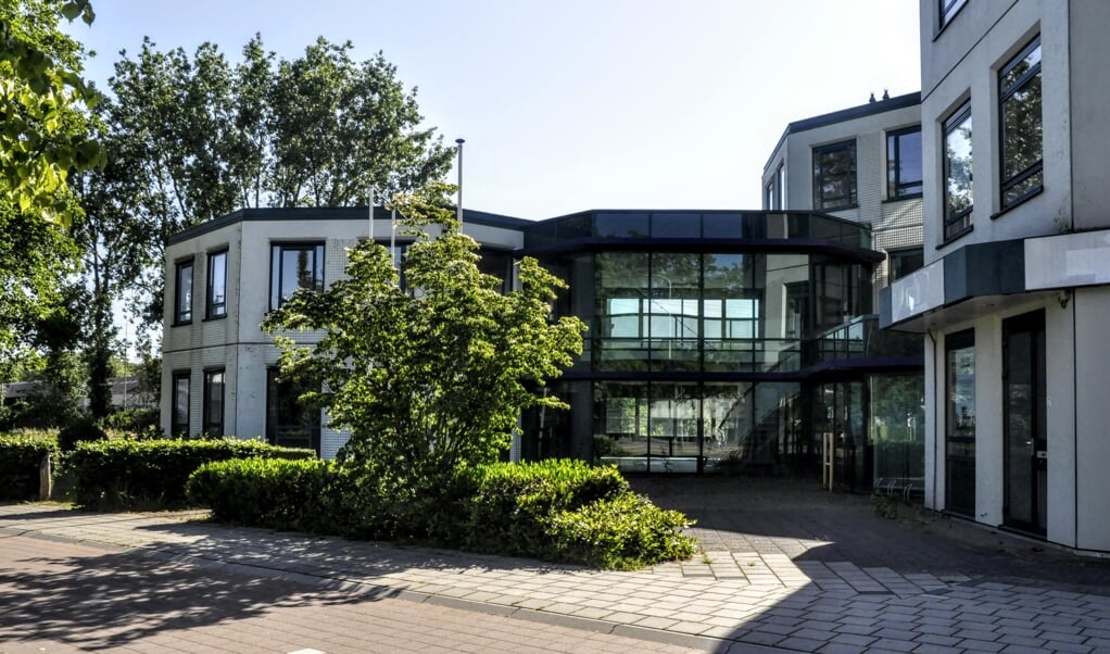 De Ruitenbeekschool uit Lunteren vindt tijdelijk onderdak in een leegstaand kantoorpand aan de Burgemeester Kuntzelaan in Barneveld.
