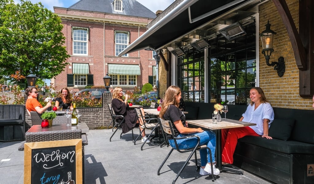 Personeel van Proeflokaal Polderboom aan het Marktplein rust even uit van aanpassingswerk. Over twee weken mogen ze weer vol aan de bak. 