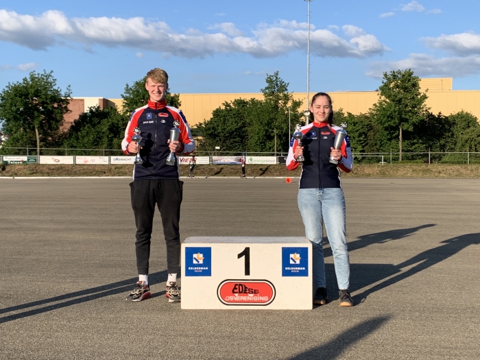 Jasmijn en Chaim ontvangen de EIJV-clubkampioenbekers.