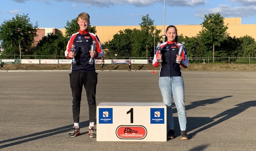 Jasmijn en Chaim ontvangen de EIJV-clubkampioenbekers.