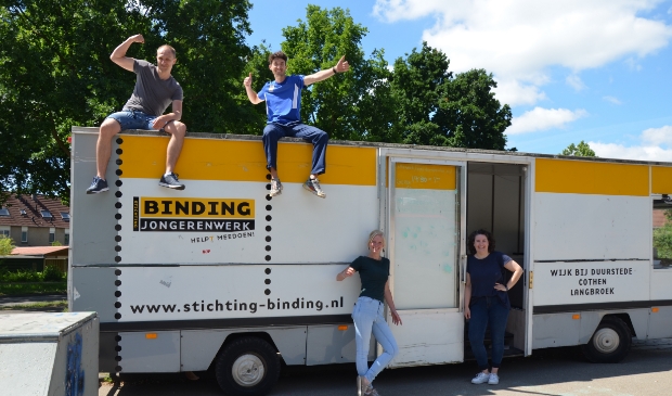 Jongerenwerker Eno, buurtsportcoach Giel-Jan, jongerenwerker Ytsje en cultuurcoach Bo