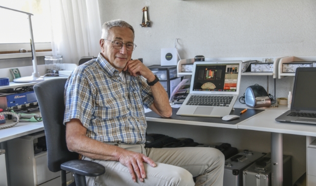 Armand Trippaers van Stichting Bridge Activiteiten Soest helpt de bridgers deze periode op weg in de digitale bridgewereld.
