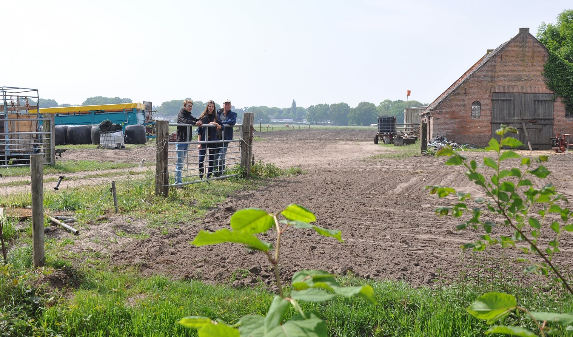 André van Dorresteijn met zoon en dochter op hun grondstuk, aan de Peter van den Breemerweg.