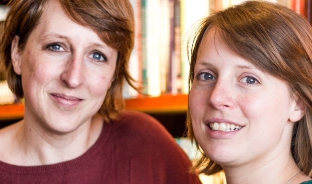 Echt rouwig zijn ze er niet om; de Boekverkooperszussen Elise & Marieke (foto: Sara Bosch – Sara’s Lab)