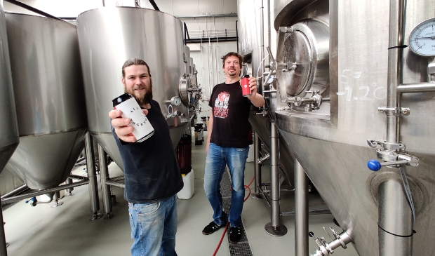 Koen Overeem (links) en Wiebe Groeneveld zijn maar wat trots op 'hun biertje'.