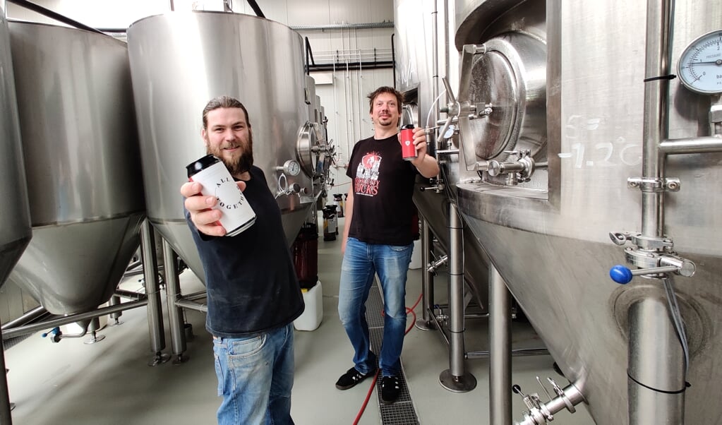 Koen Overeem (links) en Wiebe Groeneveld zijn maar wat trots op 'hun biertje'. 