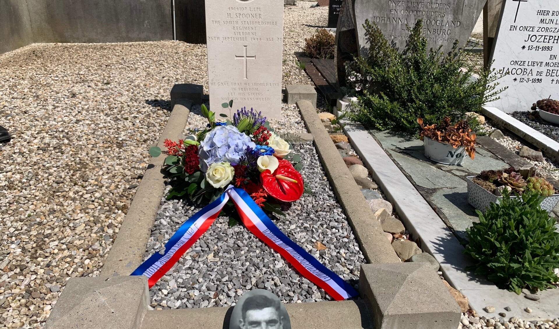 Oorlogsgraf luitenant korporaal Spooner op de RK begraafplaats in Schalkwijk