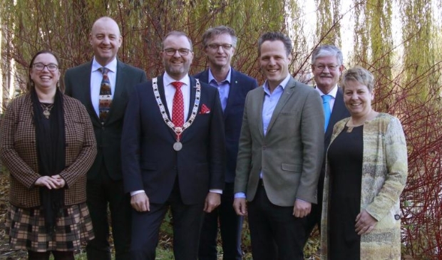 Het college van burgemeester en wethouders van West Betuwe in betere tijden, met links LLB-wethouder Jacoline Hartman
